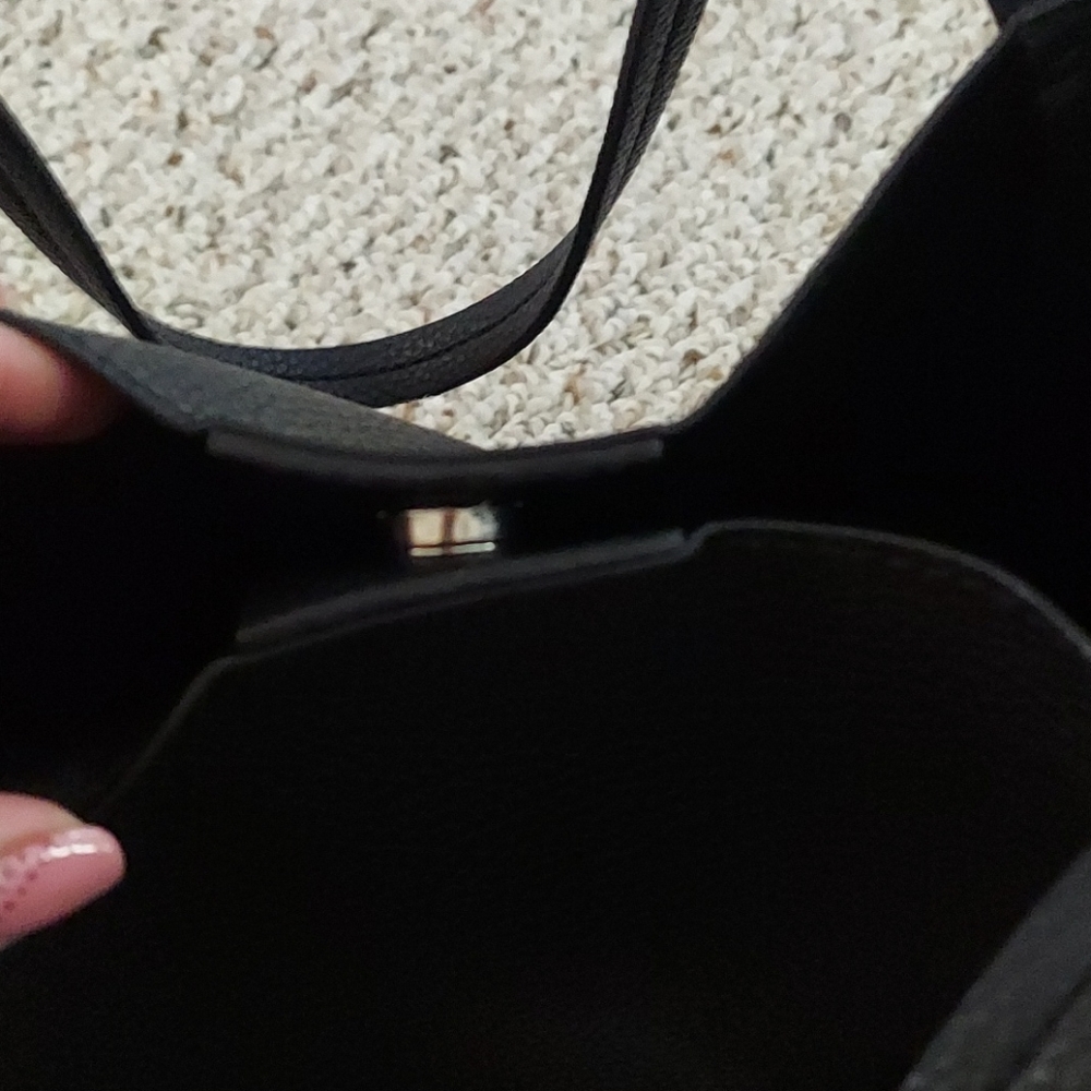 Guess purse - Picture 3 of 11